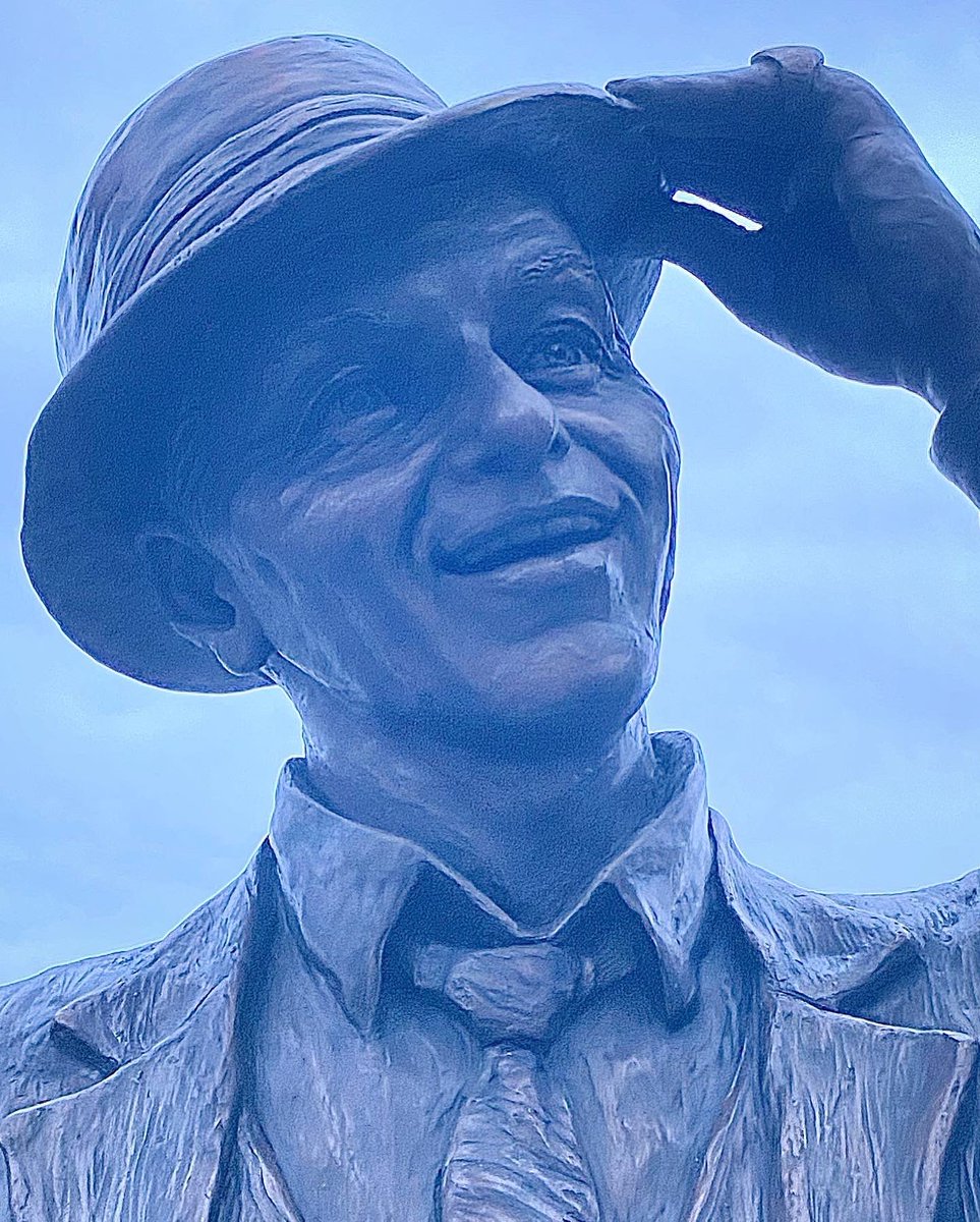 tonyatthetable's tweet photo. Finally saw the new @franksinatra statue at #SinatraPark in #HobokenNJ. It was as the sun was setting so the pics are a little dark. But it was still great to see this statue of 1 of my all time favorite singers. #FrankSinatra #Sinatra #PhotosWithFrank #Hoboken #SinatraDrive https://t.co/N7wKJjn5x8