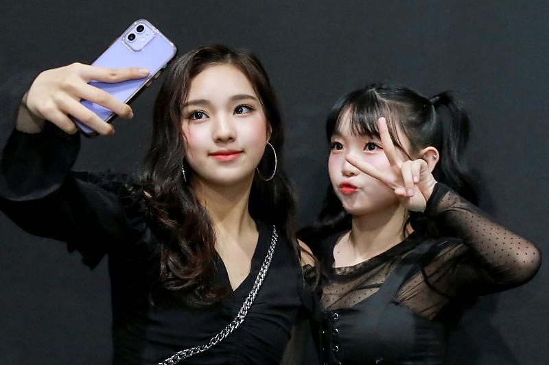HyolimBrasil's tweet photo. 📸 | 03.01.22 | Fotos da #HYOLIM nos bastidores da apresentação de same same different no Gayo Daejeon 2021.

#방과후설렘 #걸그룹오디션 #박효림 #MyTeenageGirl #ParkHyolim https://t.co/EF0LhVo8eZ