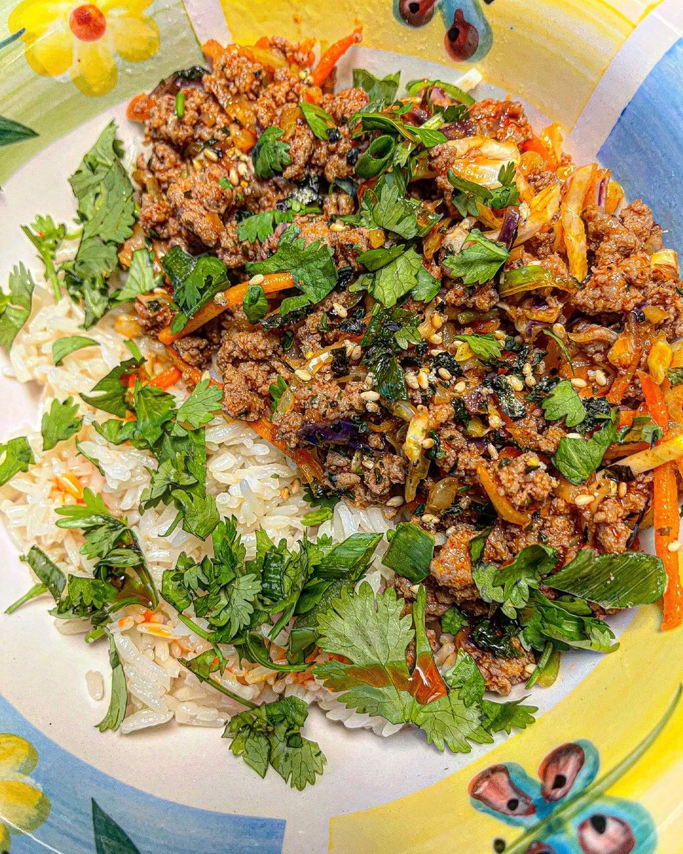 cooks_bee's tweet photo. Asian inspired bowl for lunch; ground chicken, cabbage, carrots (so, coleslaw mix), and cilantro sautéed in sesame oil, tossed in a sauce made up of soy sauce, hoisin, gochujang, and some other random ingredients.
#BeeCooks
#EatWell https://t.co/TwdLmev5B8