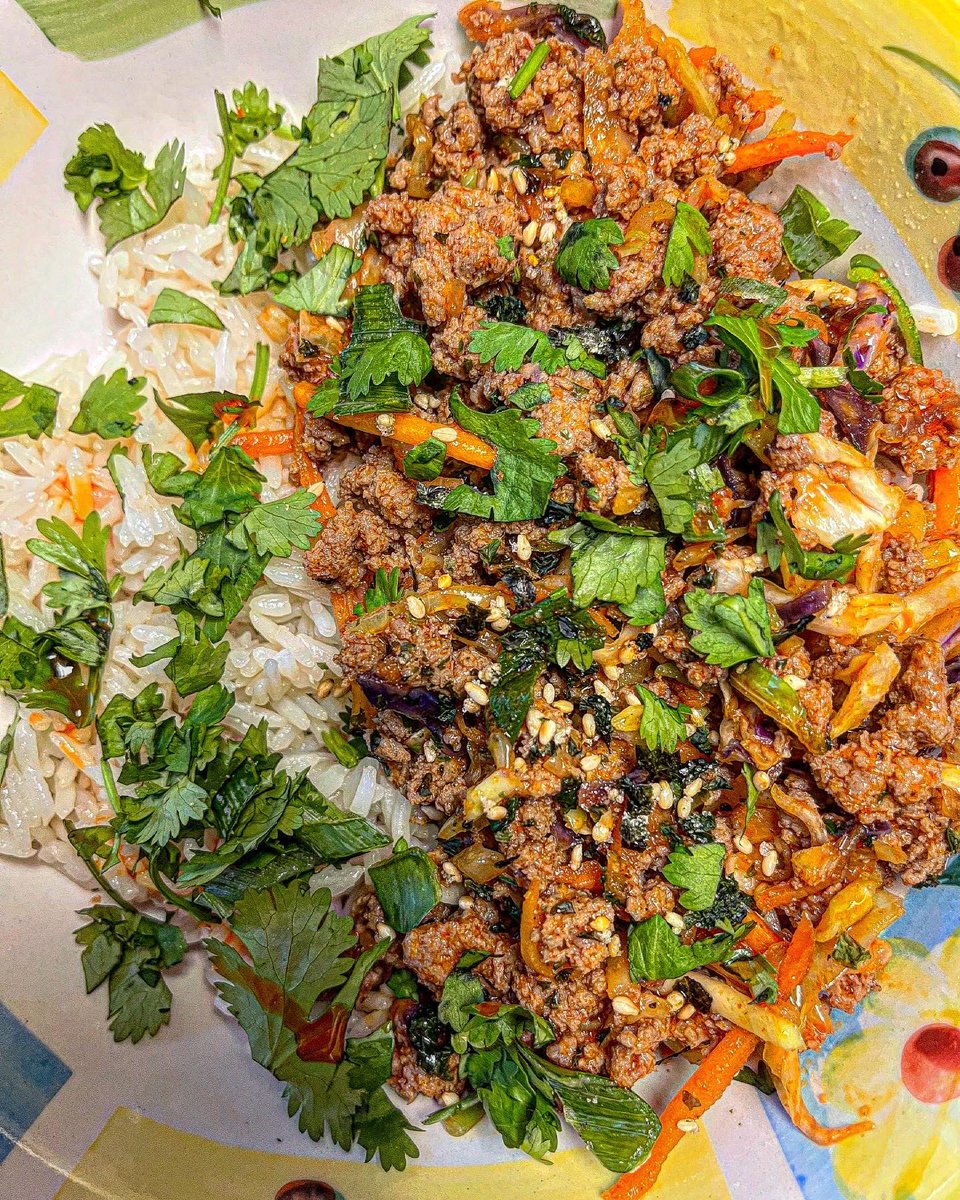 cooks_bee's tweet photo. Asian inspired bowl for lunch; ground chicken, cabbage, carrots (so, coleslaw mix), and cilantro sautéed in sesame oil, tossed in a sauce made up of soy sauce, hoisin, gochujang, and some other random ingredients.
#BeeCooks
#EatWell https://t.co/TwdLmev5B8