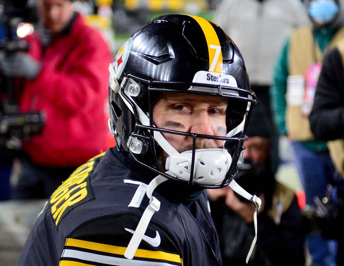 ThompsonFoto12's tweet photo. An emotional @_BigBen7 sits on the Steelers bench following the game and turns to look and see the huge crowd that stayed and chanted several chants including "We Love Ben" for close to 15 minutes after the end of the game. @PghSteelersNow https://t.co/U40EUucvuu