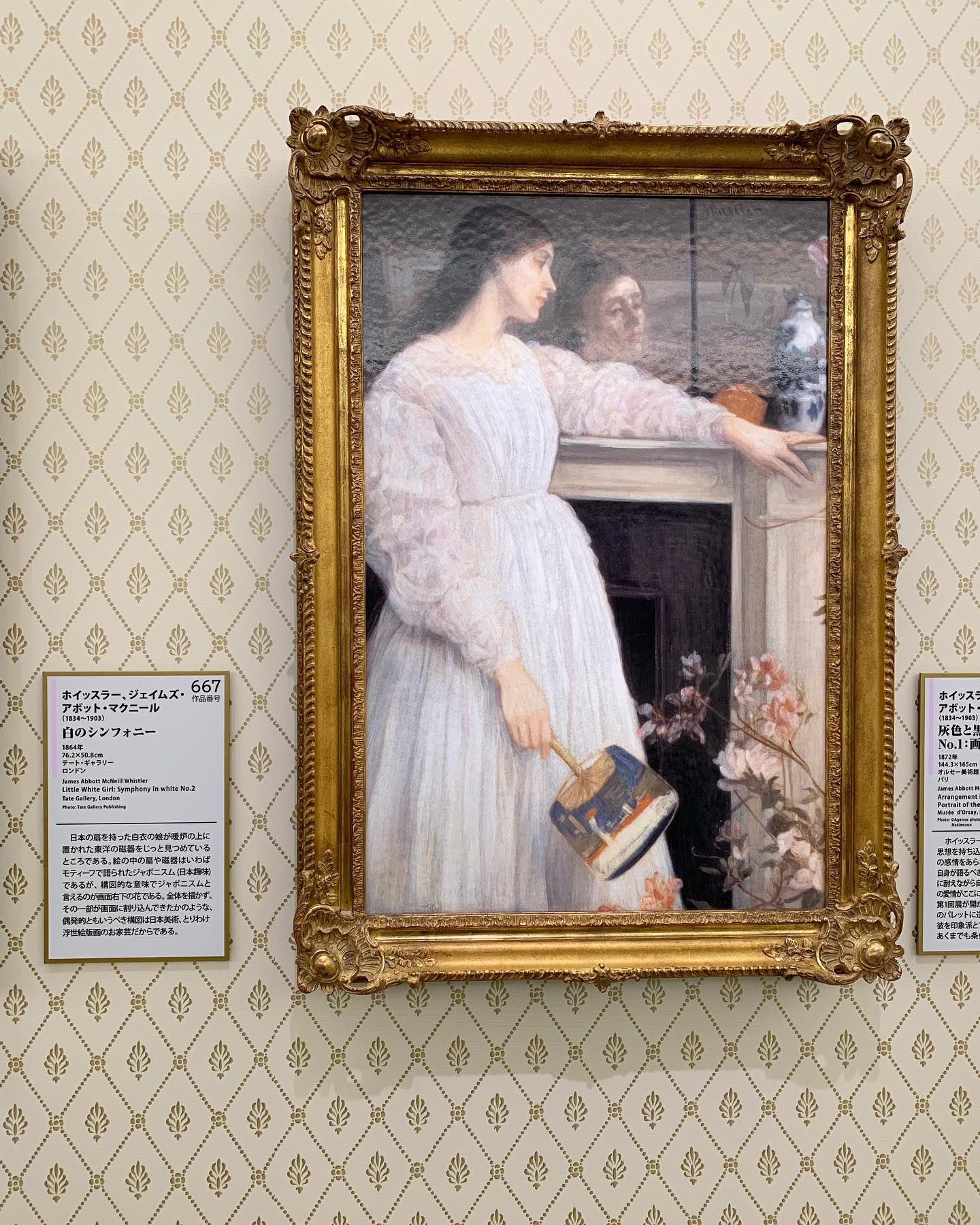 Otsukamuseum ホイッスラー 白のシンフォニー 全体を描かず 一部が画面に割り込んできたかのような画面右下の花の構図や 扇や磁器といったモチーフからジャポニスムを感じる作品です 大塚国際美術館 ホイッスラー Otsukamuseumofart 오츠카국제