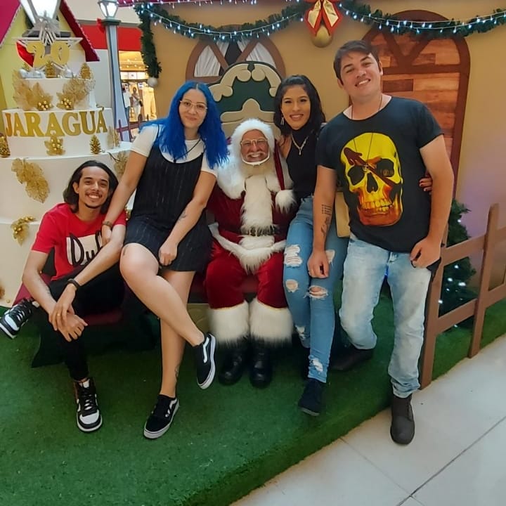 catmoonofc's tweet photo. Fiz todo mundo tirar foto com o Papai Noel 😂 Amo dês de criança🥰 ❤️ https://t.co/3ZTQhpmntn