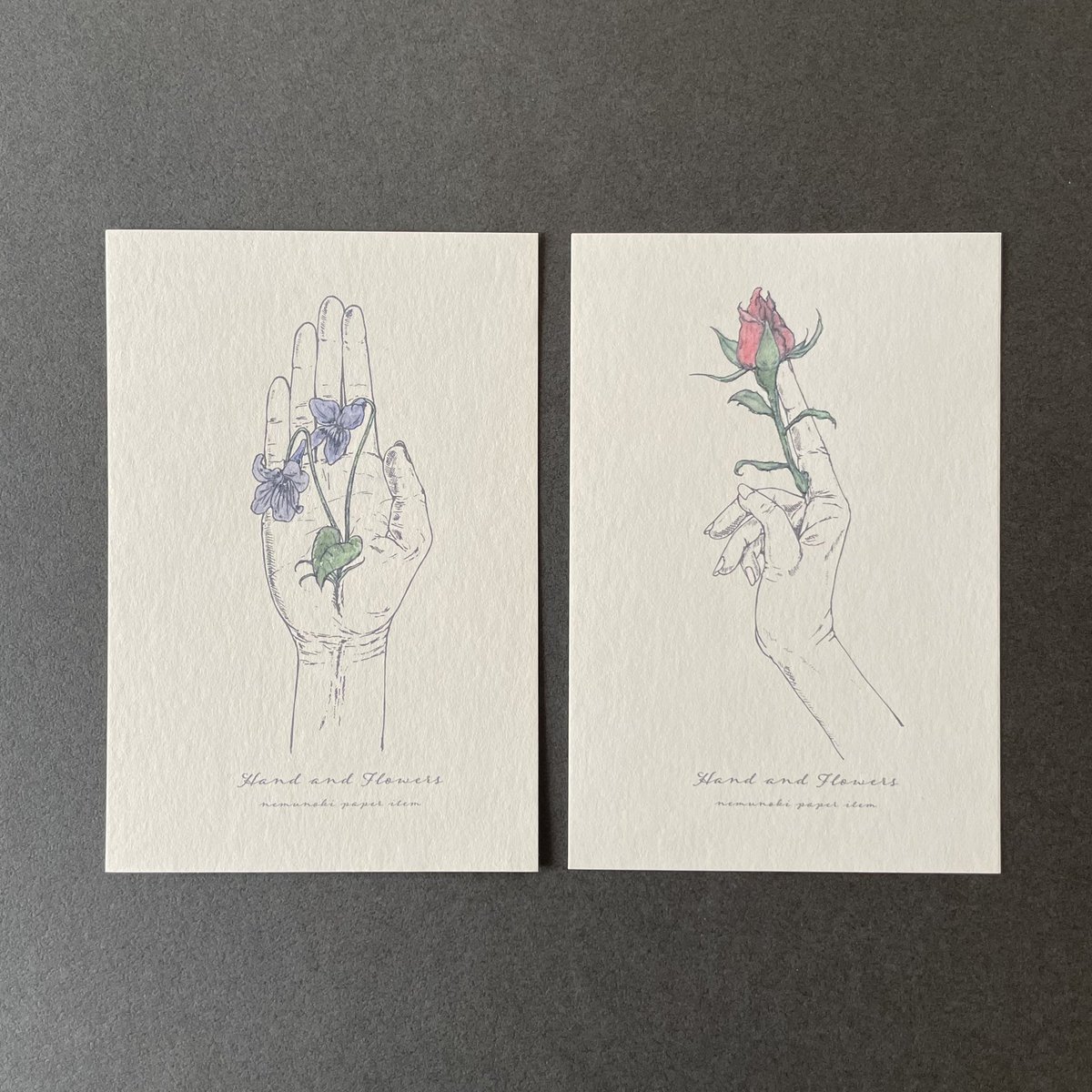 #手と花
カードは「菫の花」「薔薇の蕾」の2種類。
カードのみの販売はございません。
どちらも花を持っているように見えて、手から生えている…というコンセプトで描きました。
不思議なイラストを小さくて愛らしいスワッグと共に楽しんでいただきたいです。