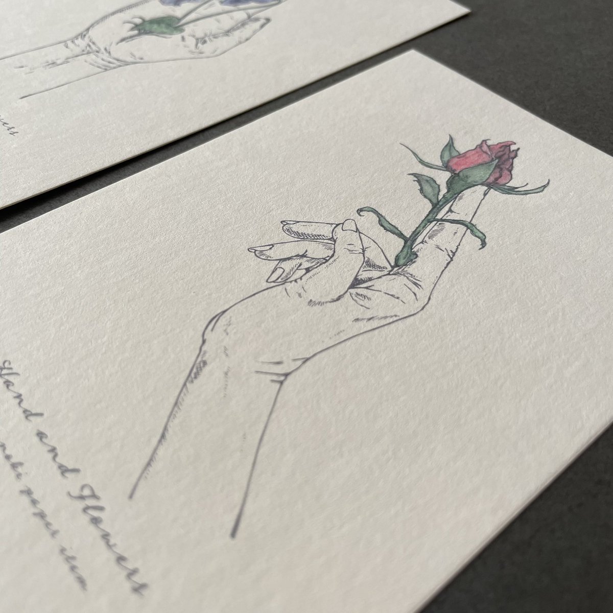 #手と花
カードは「菫の花」「薔薇の蕾」の2種類。
カードのみの販売はございません。
どちらも花を持っているように見えて、手から生えている…というコンセプトで描きました。
不思議なイラストを小さくて愛らしいスワッグと共に楽しんでいただきたいです。