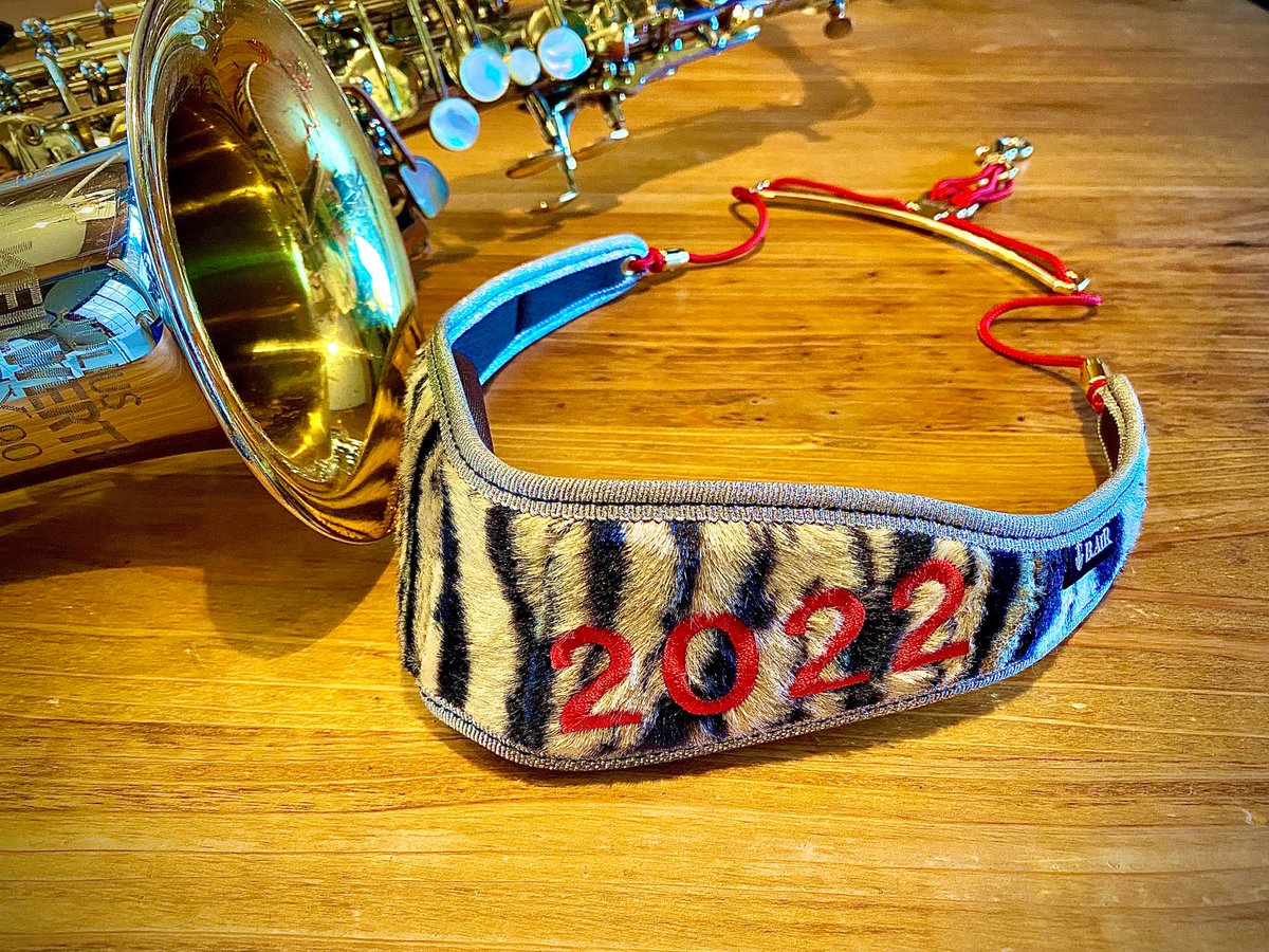 bird_strap's tweet photo. 2022年もB.AIRをどうぞよろしくお願いいたします！

今月は #エアスルー減音サポートシステム のシリーズからついに『減音リード』と『ミュートバッグ』を発売！詳細は近日中に☆

この投稿をリツイートしてくださった方の中から抽選で1名様に写真の虎柄バードストラップをプレゼント！
締切1/10まで🎁 https://t.co/8zUwdKMG3d