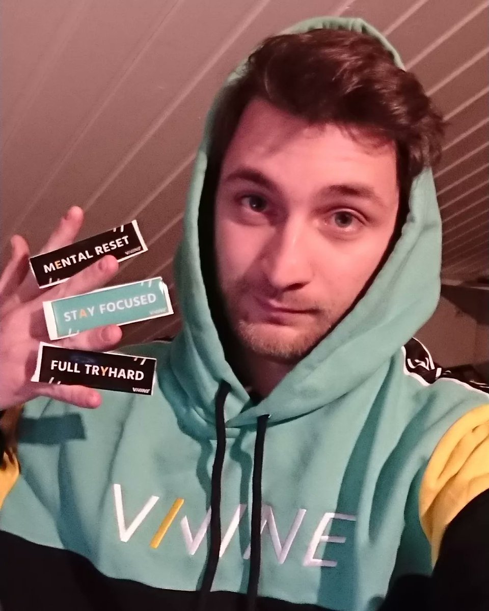 Adrionik13's tweet photo. Danke @LoLSola für diesen geilen #VININE Hoodie, fühle die Elo schon auf mich zu fliegen! 💪🏼😎⚡
#MentalReset #StayFocused #FullTryhard https://t.co/HzsLRvcE4c