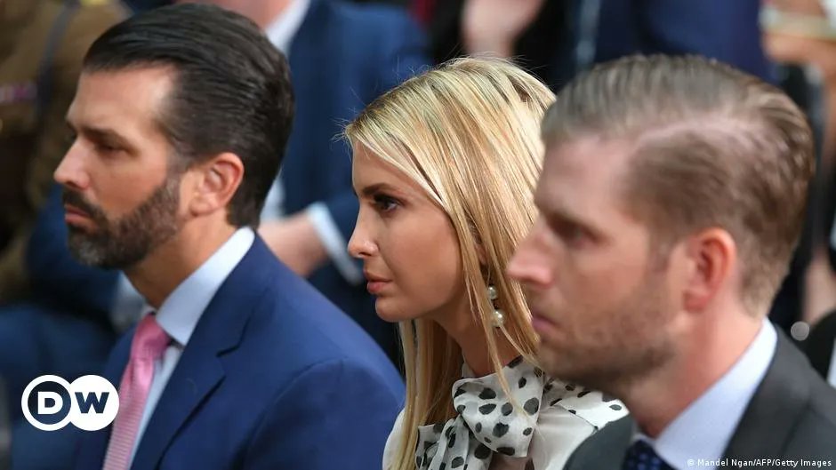 gilbertoperez's tweet photo. Fiscal de Nueva York cita a Trump e hijos en investigación por fraude:
https://t.co/iFScAPljlK
#trump #ivanka #hijos #citatorio #fiscal #newyork #investigacion #fraude #ventaja #fiscal #financiera #eua #republicano #letitiajames https://t.co/pP7CdeGprZ