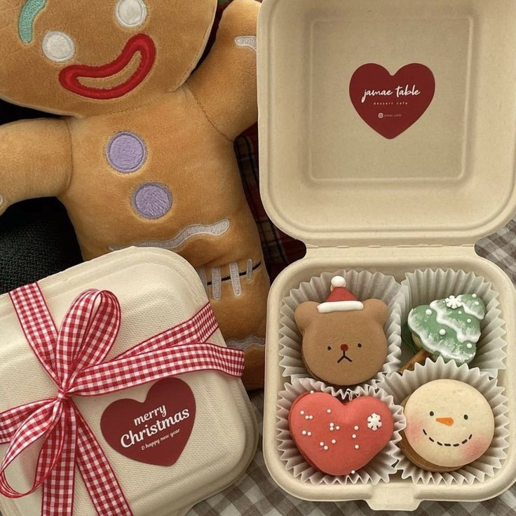 Dic 25

—envia a sus amigos un pastel, Macarons  y una tarjeta navideña.—

<a href="/WongYukHei_B/">Lucas</a> 
<a href="/DongYoung_B/">Doyoung</a> 
<a href="/NxJxeMin_B/">Nana *3</a> 
<a href="/ZhxngJeno/">Jeno</a> 
<a href="/MKYeongSu/">Chenle</a> 
@GoldenRen_B