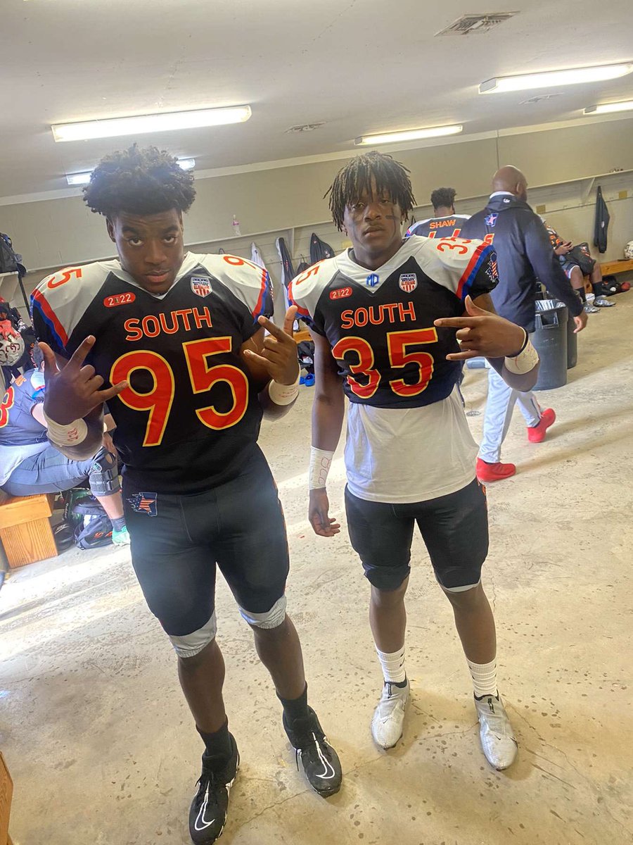 DurganJalyn's tweet photo. I really enjoyed putting in work with the gang and I’m thankful that I was blessed to play my last game with y’all🙏🏈🖤💯@CoachLongmire88 @MagnoliaAllstar @coachthig2 @Jonatha18589092 @xavianchamberl1 https://t.co/Zcsu4ZDOjC