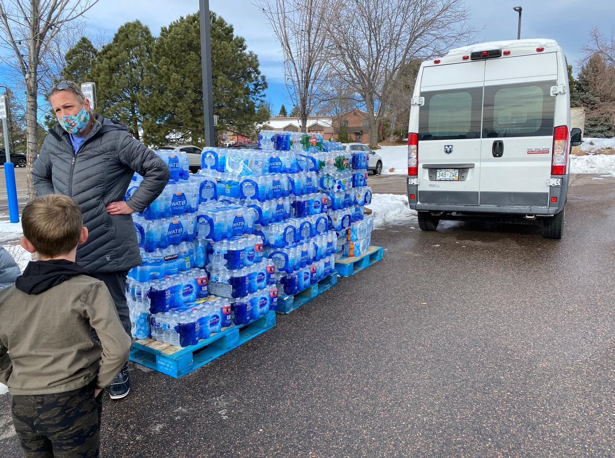 AmandaRieter's tweet photo. Today our community delivered a collective 3 pallets of water to the #Louisville Rec Center. The need for water is great, they went thru 80 pallets yesterday! #MarshallFire #ArvadaStrong #ColoradoStrong #helpothers https://t.co/QSeKykPC0o