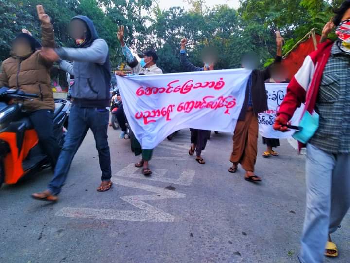 MMJS96350675's tweet photo. #Aungmyaythazan education multi-school strike and strike representing political detainees, marched against the junta in a market in #Mandalay in the early hours of January 4 to mark Myanmar Independence Day.

#4122_ToFederalDemocracy
#2022Jan4Coup
#WhatsHappeningInMyanmar https://t.co/mguE4v5myW