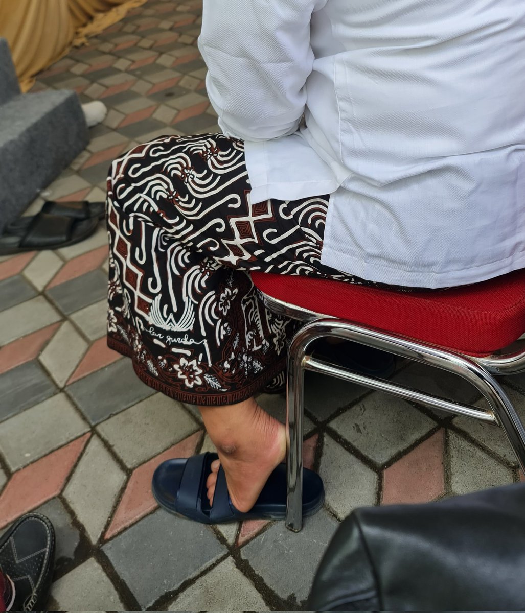 AlissaWahid's tweet photo. Banyak Gus Ning dan santri NU yang setelah menjadi "orang"  kemudian tampilannya berubah mewah bak selebritis. 

Tidak semua Gus bertahan seperti beliau: tetap bersahaja dalam penampilan santri, walaupun telah menjadi pejabat publik. Menjura. https://t.co/zR4TiiGVl9