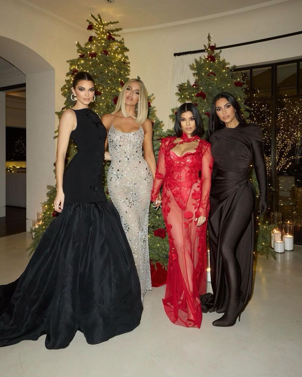 DashJennerBRA's tweet photo. Belíssimas!!! 

📱| Kim, Kourtney, Khloé e Kendall na véspera de Natal 2021. ✨❤️ https://t.co/MoAw4TE13o