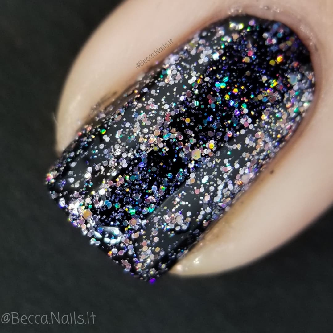 BeccaNailsIt's tweet photo. It's time for another #TripleTopperDare!! This month, the theme was glitter over a dark base. 

For my mani, I actually used thin coats of glitter polish to act as my toppers for this round. Thank you @/klarynehty for hosting!!

Check out #TripleTopperDare for the other manis!! https://t.co/zkyqhApnJn