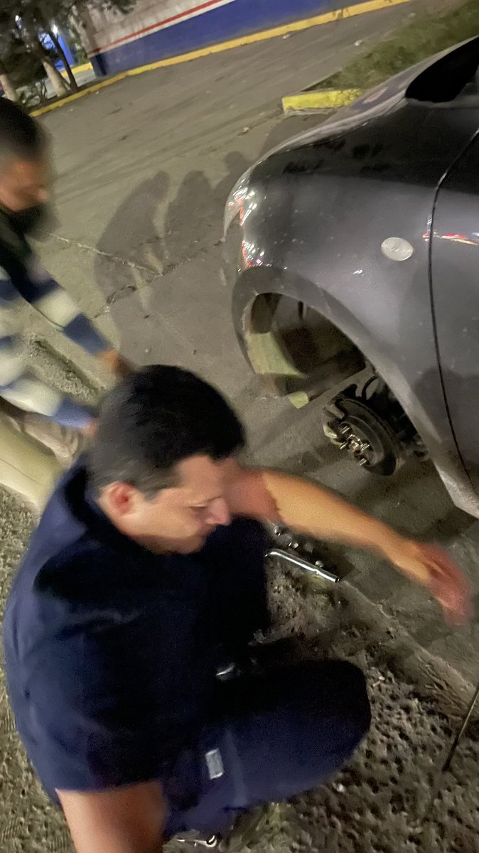 katthyaaa's tweet image. 🛑Dice Sergio, el enfermero que cayó al bache de Blvd progreso y Solidaridad, que va a batallar mucho en la cuesta de enero para arreglar su carro, pagar colegiaturas, y salir al paso con todos los gastos familiares juntos. 
Esta es una realidad que el @HermosilloGob debe ver.