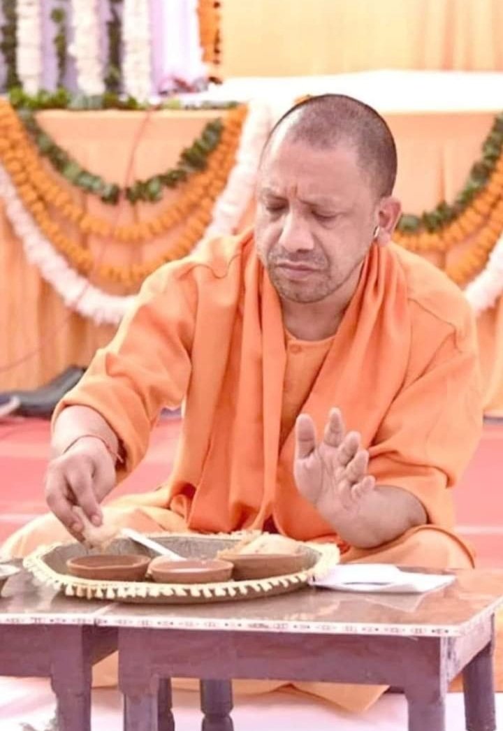 ShalabhGarg19's tweet photo. एक समय था राष्ट्रगीत के गायन पर भी पहरे थे, भारत माता के दामन पर घाव बहुत ही गहरे थे.. 
यूपी के छाती पर पाकिस्तानी झंडे फहरे थे, और यहाँ के सारे प्रहरी अंधे, गूंगे, बहरे थे..!! 

किंतु शेर ने बाह मोड़ कर अरियो को ललकार दिया.. 
पाकिस्तान परस्तो का है चुन-चुन कर उपचार किया..1/2.. https://t.co/Gc76k6eSEU