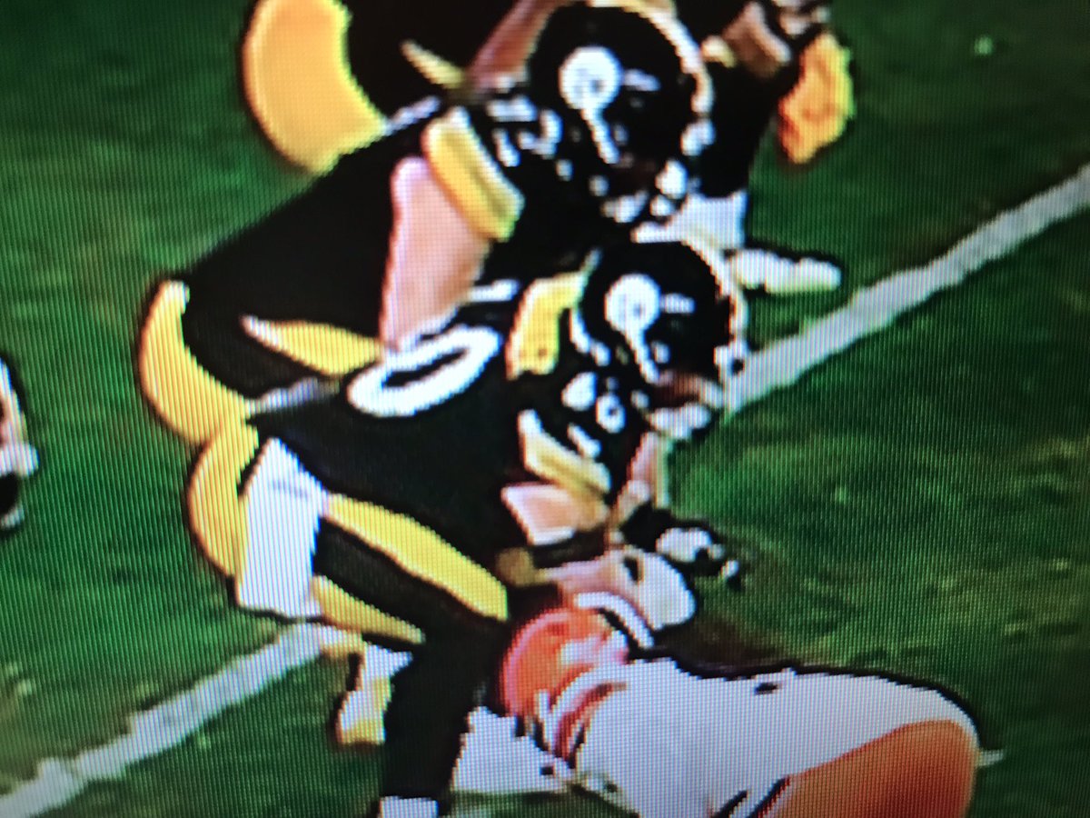 I see you <a href="/JCHassenauer/">J.C. Hassenauer</a> playing center for <a href="/steelers/">Pittsburgh Steelers</a> tonight!! Former <a href="/RaptorPride/">East Ridge Football</a> star and <a href="/kare11/">KARE 11</a> All-Metro player 2013…<a href="/KNARFWONGAR/">Frank Ragnow</a> also made that team!