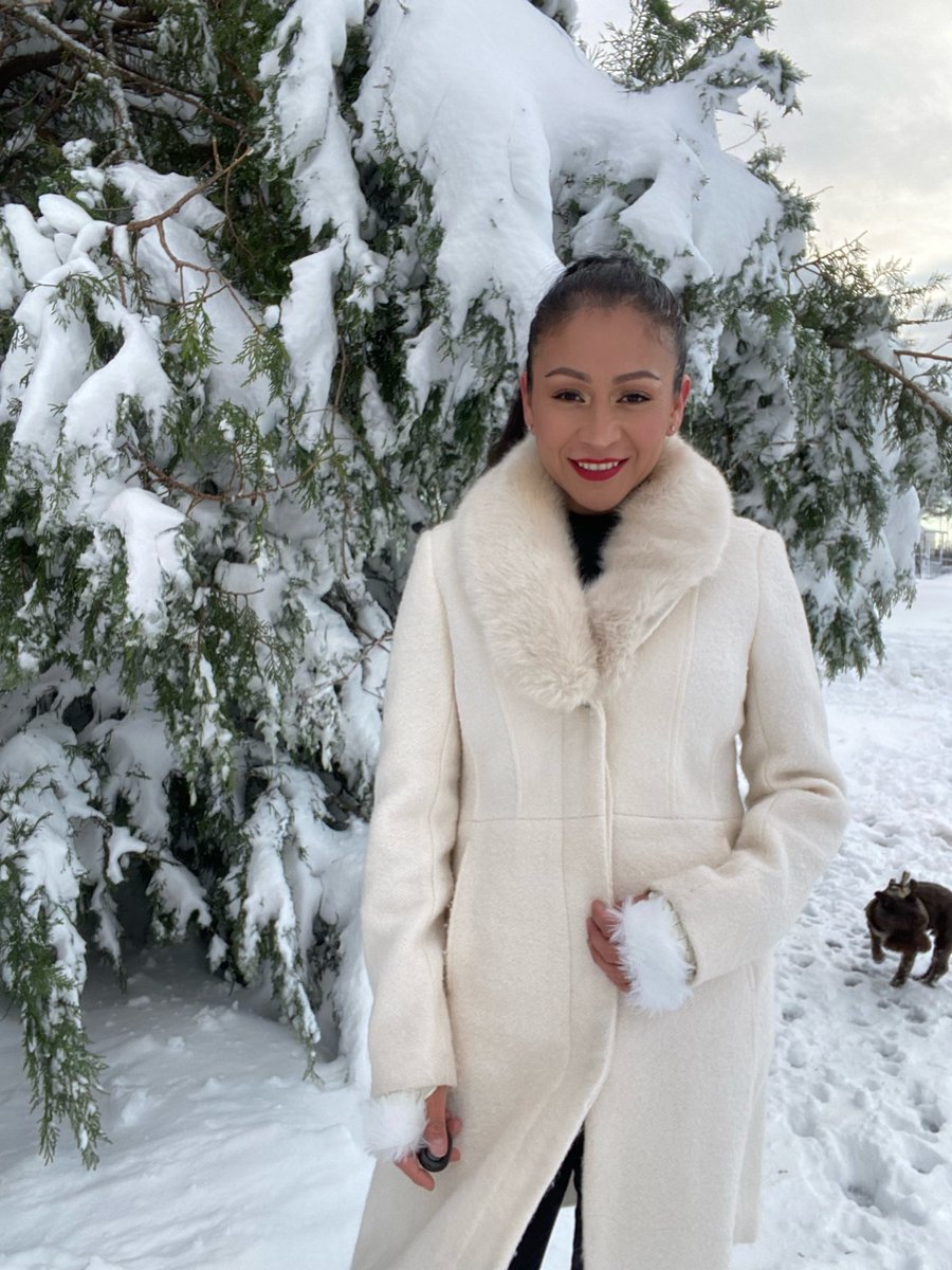 OneMakeupGirl's tweet photo. Do you remember your first snow!? #snowday @SHEIN_official fingerless gloves #sheingal #WashingtonDC https://t.co/PAQtRI2Pkg
