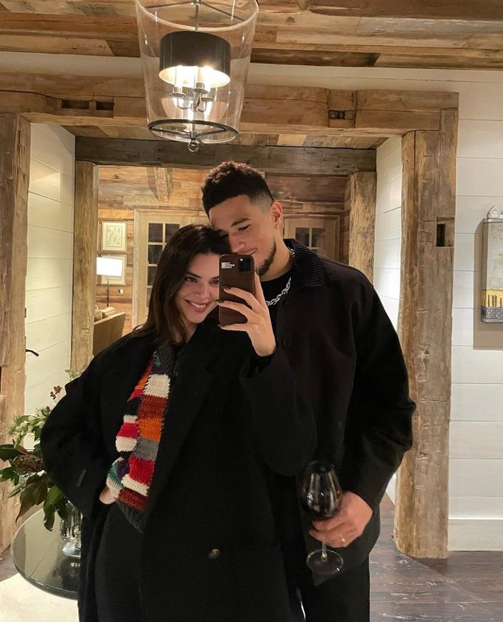 DashJennerBRA's tweet photo. Os pombinhos passaram o Ano Novo juntos 🥰❤️

📱| "meu final de semana 😌" - Kendall via Instagram. https://t.co/pkJEBho2B2