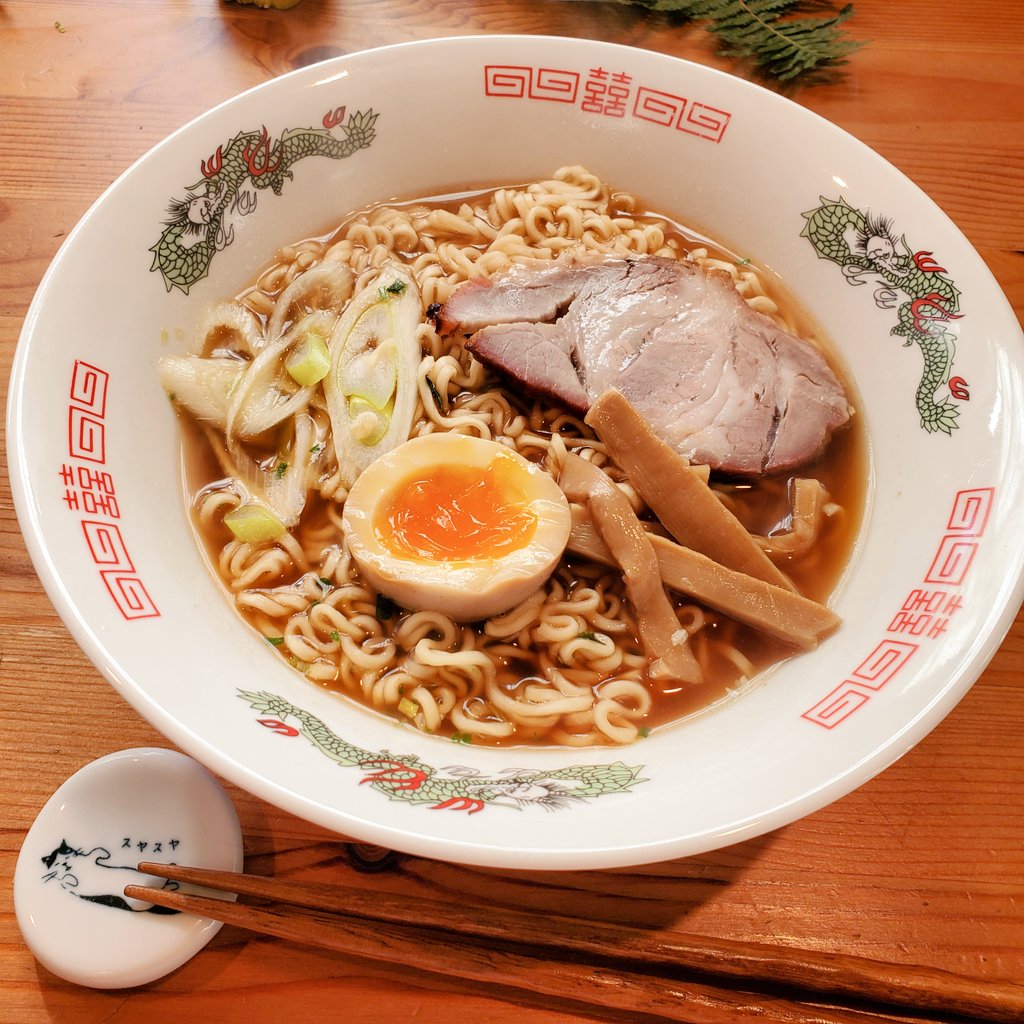 お昼はラーメン🍜 私→サッポロ一番しょうゆラーメン！ 息子→濃厚とんこつ和歌山ラーメン！ 叉焼,卵は手作り