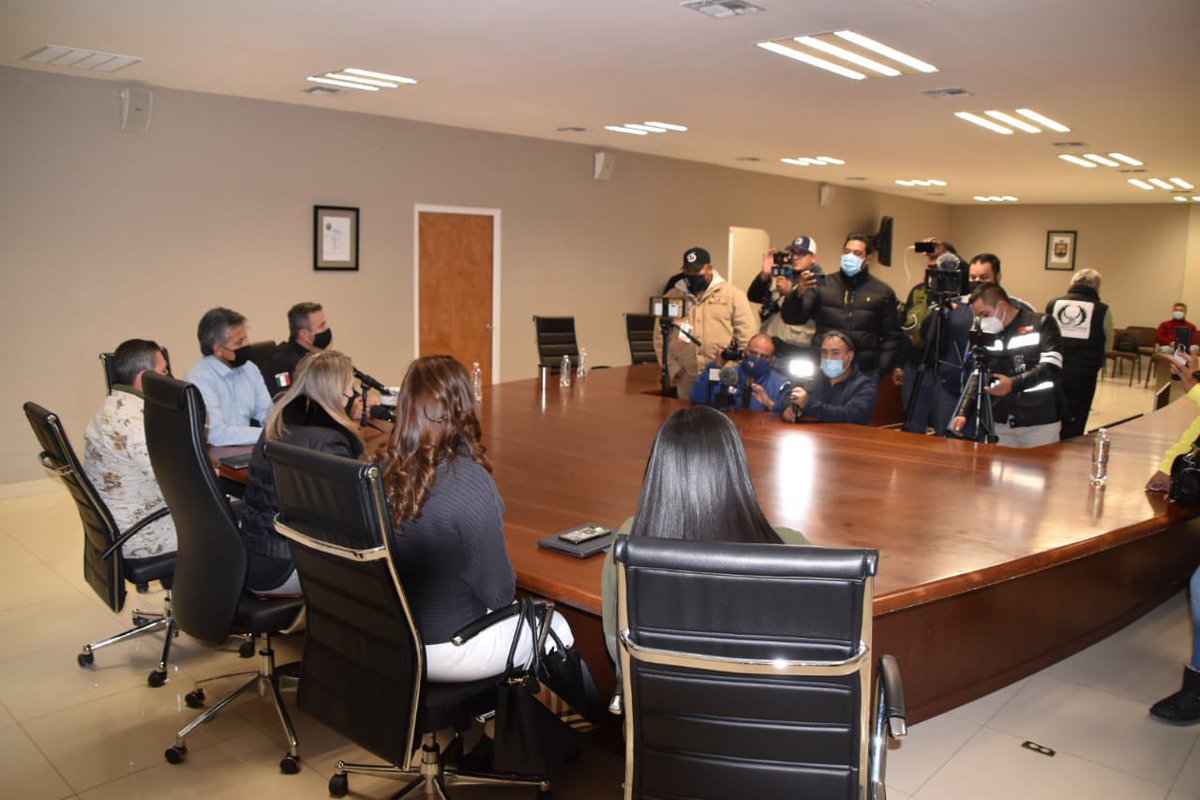 MpioPNegras's tweet photo. En rueda de prensa la Secretaria de seguridad del Estado @villarrealsonia y la Alcaldesa @normaltrevino dieron a conocer los protocolos que se han implementado para controlar el flujo migratorio.
https://t.co/i30JpMF19X https://t.co/uN3g4uahNk