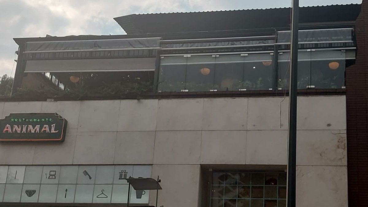 lavozdepolanco's tweet photo. Restaurante EL ANIMAL coloca muro de vidrio en colindancia con Calderón de la Barca en consideración de los vecinos que ahí habitan, por el tema del ruido. Felicidades por su responsabilidad social! @mauriciotabe @cesar_m_garrido https://t.co/agqDZqtyzO