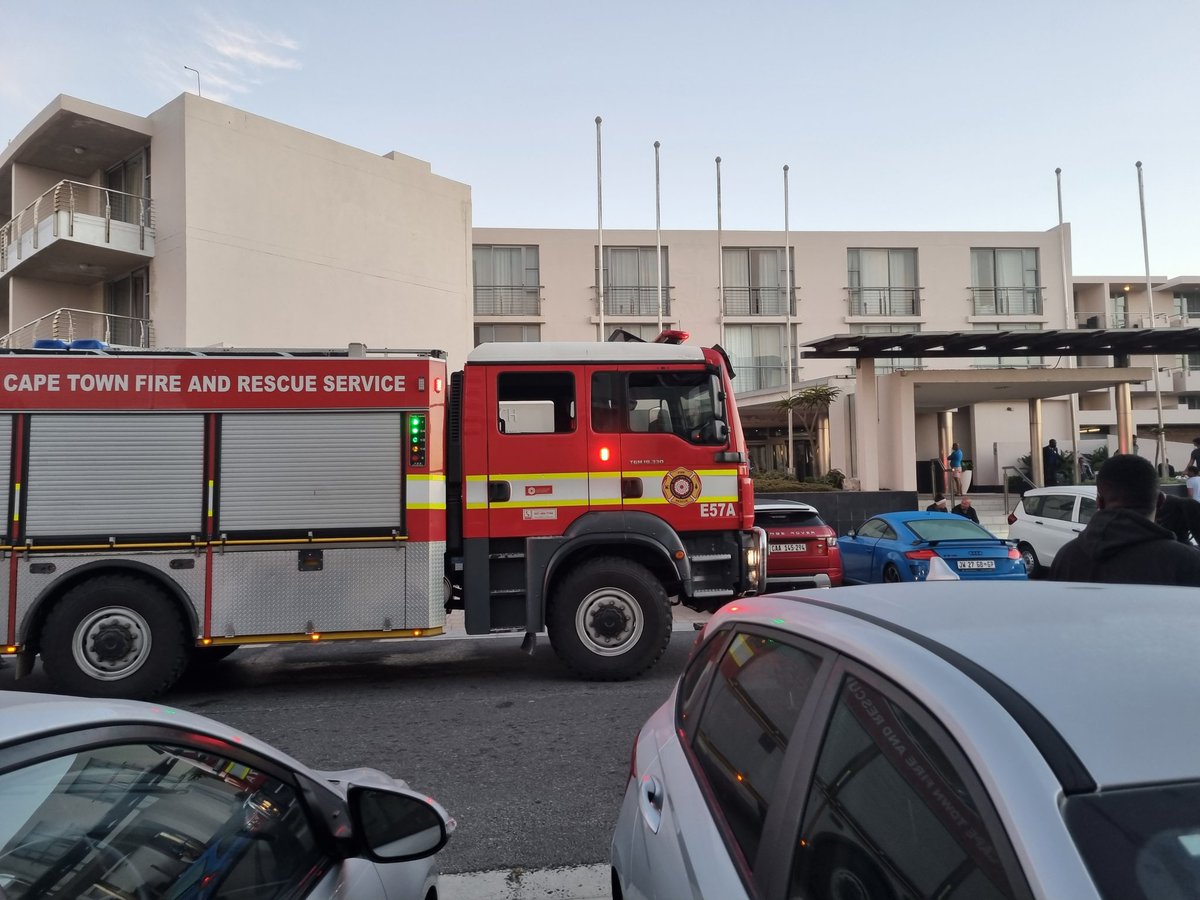 ZenzoLusengo's tweet photo. Got woken up rather early this morning as there's a fire at the hotel where we're staying @LagoonBeach #LagoonBeachHotel #LagoonBeachHotelFire @eNCA https://t.co/MTrfgz4eFb