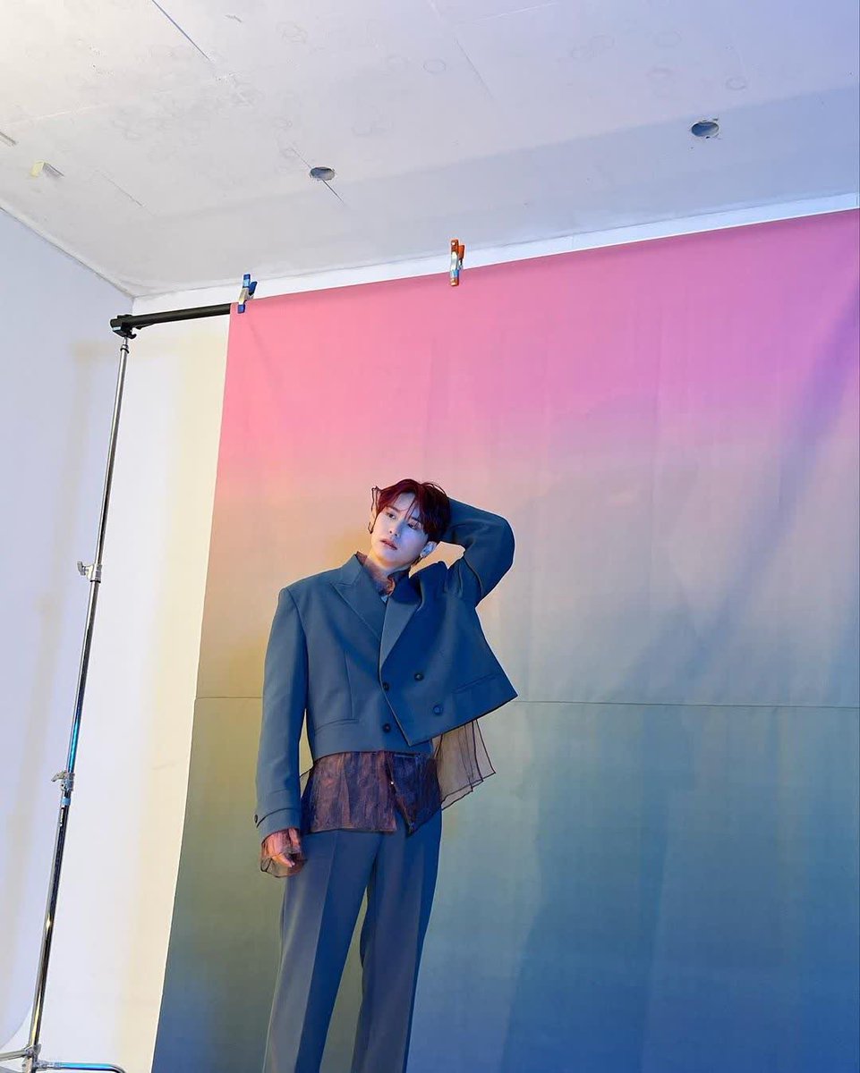 색 조합 뭐야.. 왜캐 잘 어울리냐고.. 
아니 근데 안에 시스루야?...😶😶