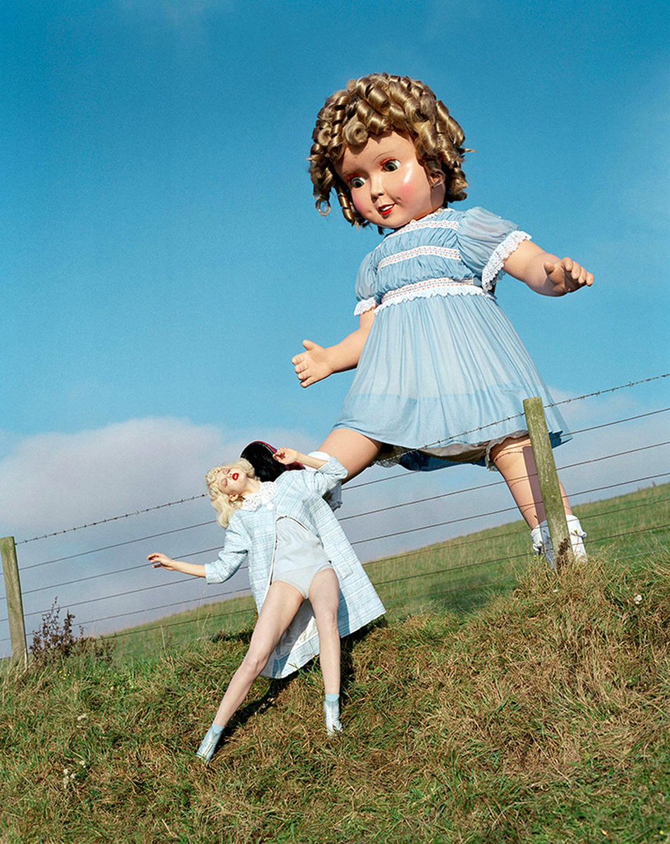 We adore this 2011 photograph by English artist Tim Walker (born 1970) that plays with themes of childhood innocence + play in a darkly surreal manner. 📸👧🏼💔
#TimWalkerPhotography #Photo #Doll #Childhood #Playtime #EnglishArt #Art #FashionPhotography #LindseyWixson