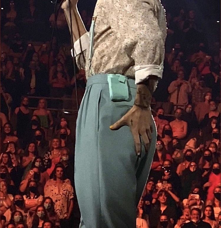 harry’s ass (@harryassbot) on Twitter photo 