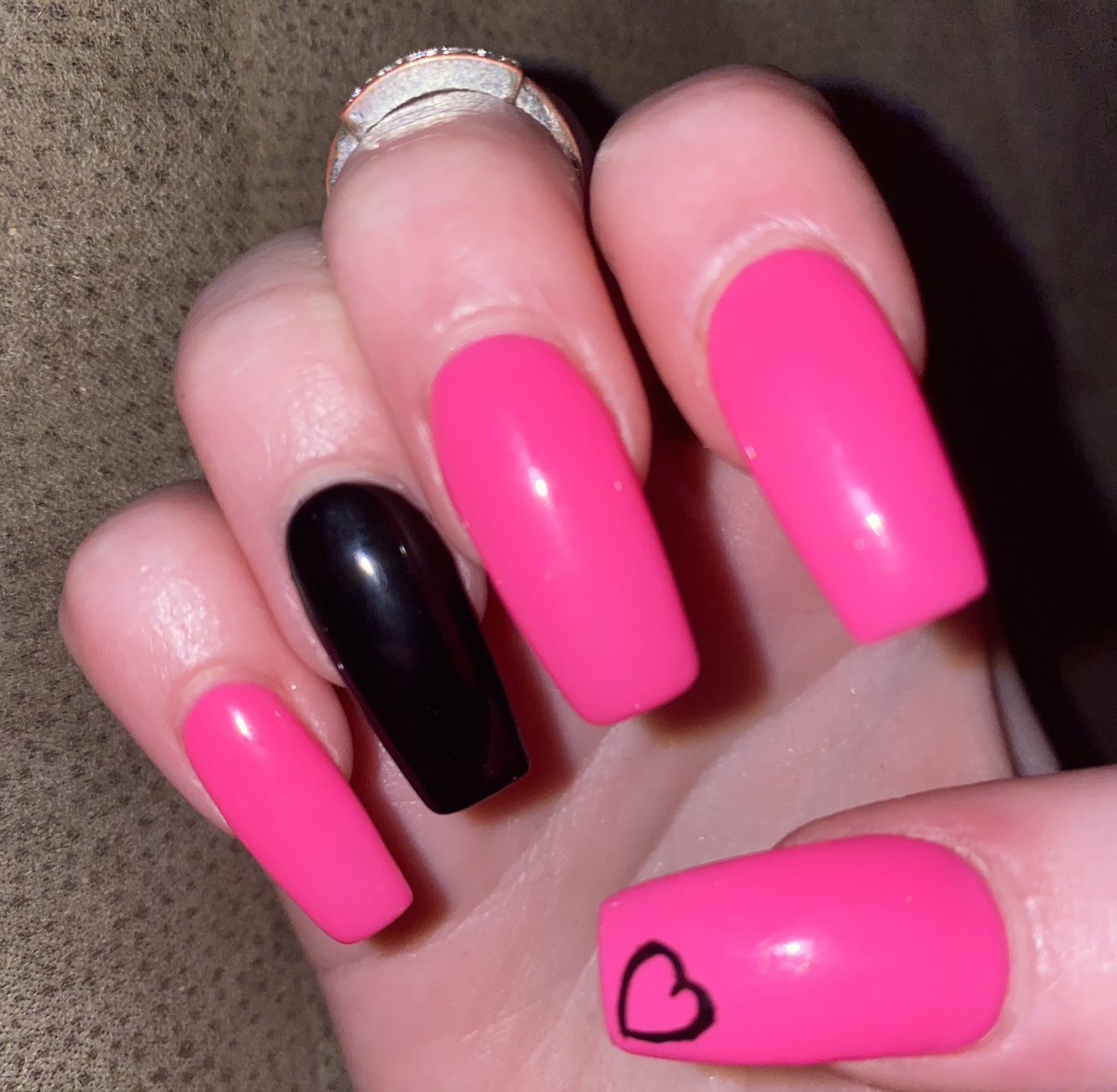 colbssam's tweet photo. Don't mind my gross hands, but I wanted to shw that I got SKIN themed nails😌🤚@ColbyBrock @SamandColby #colbybrock #streamskin #SamAndColby https://t.co/JYfLbNMIvq