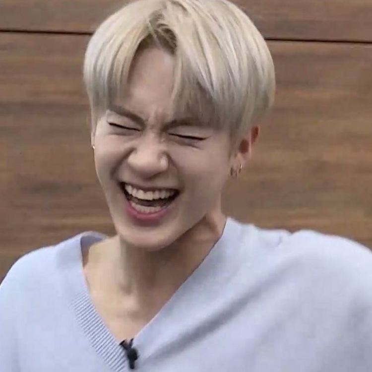 sohnlovebot's tweet photo. >.<                                              >v< https://t.co/TzMwYAp3Lj