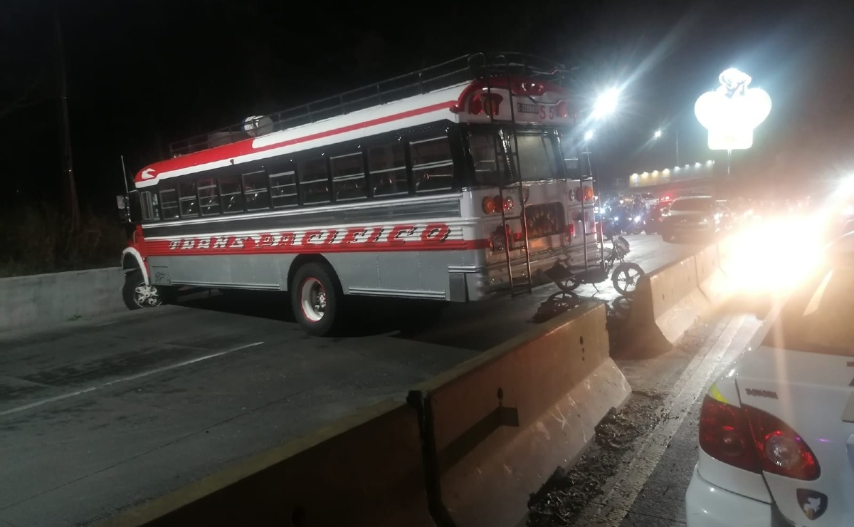 Noti7Guatemala's tweet photo. #Bus del transporte extraurbano #derrapa en bajada de #Villalobos ➡ https://t.co/PAHr6OAziY https://t.co/x3a9J44nP9