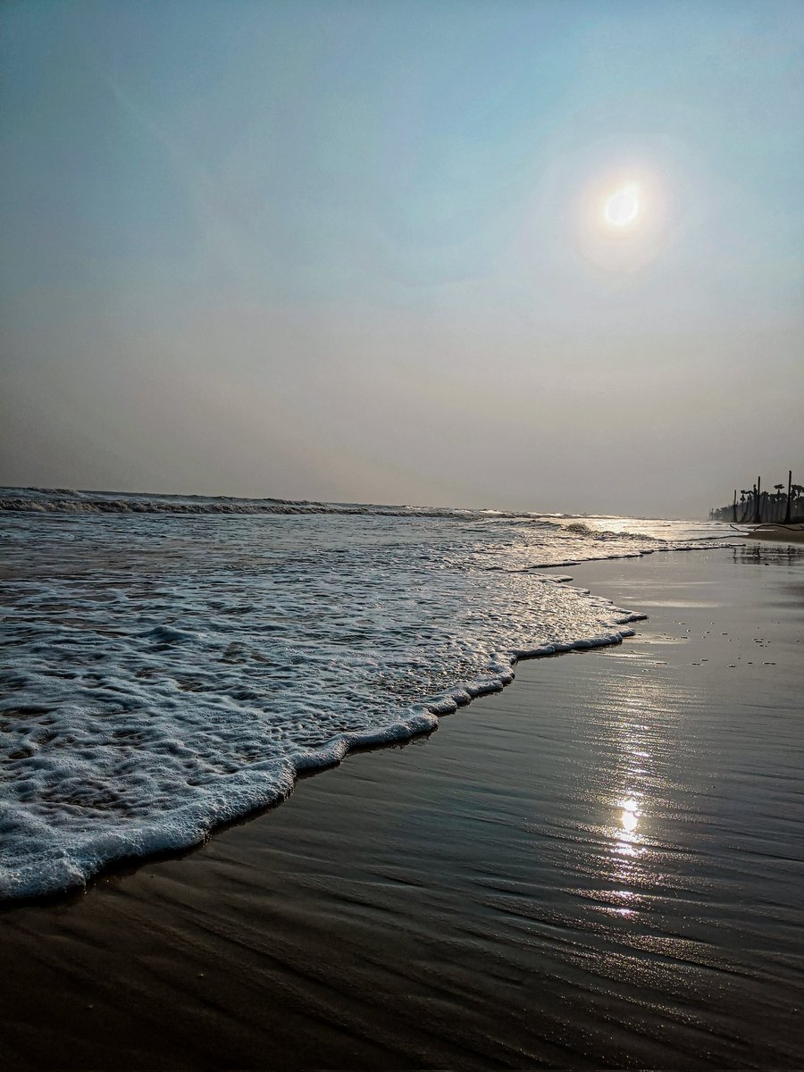 NNVGBSM's tweet photo. Sky above, sand below, peace within. ...
#beachvibes 
#shotbynallamanikanta 
#Beach #sunset #sea #photography #mobilephotography #nature #NaturePhotography https://t.co/qE1nCwmQqf
