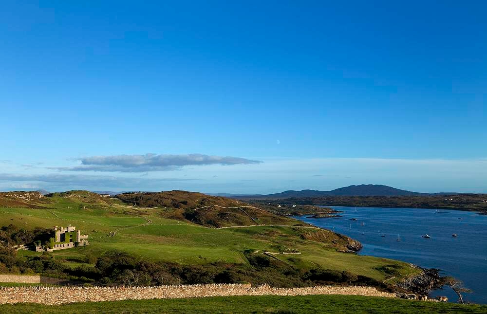 ClifdenStatHse's tweet image. Discover Clifden Castle just outside Clifden Town. A lovely spot for a ramble.

♥️ Book your next staycation with us. Book Direct to Save: bit.ly/3rGoIYI

#clifdenstationhouse