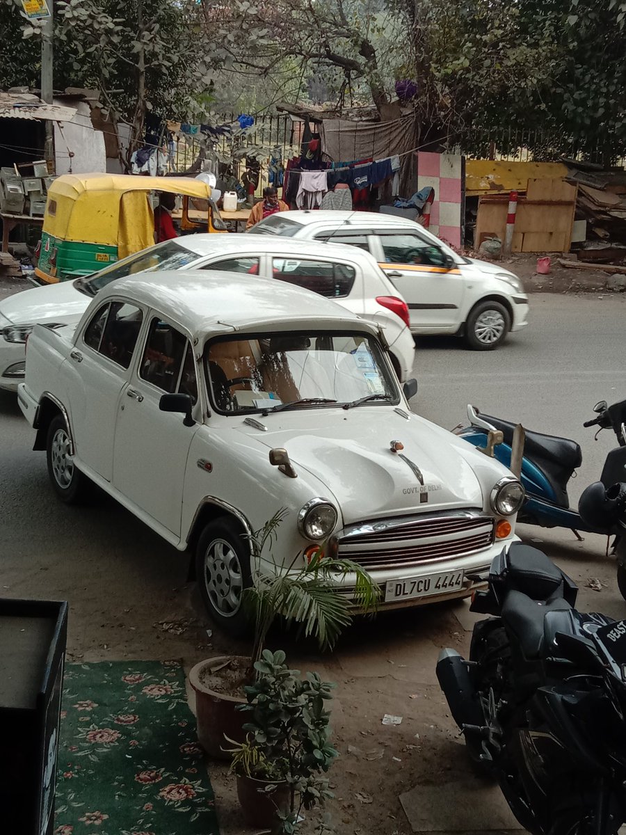 HappySR1996's tweet photo. I was passing through this area and saw this car of GOI with number DL7U4444 in parked in mid of the road caused traffic jam just to buy few bottles of liquor from the liquor shop.Are you allowed to issue challan against your own people now?@DelhiPolice @DCPSouthDelhi @dtptraffic https://t.co/U0xRg9e2ot