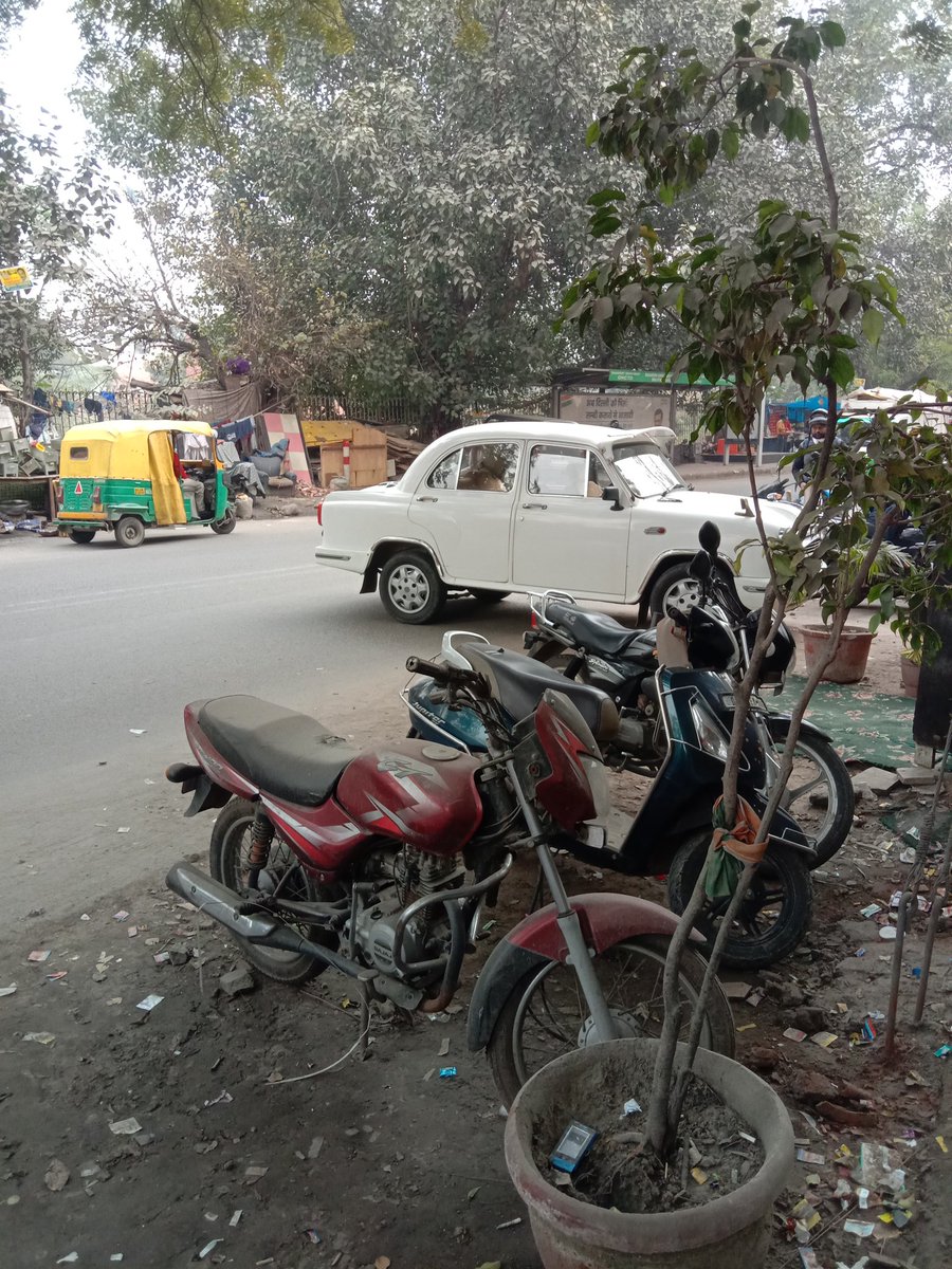 HappySR1996's tweet photo. I was passing through this area and saw this car of GOI with number DL7U4444 in parked in mid of the road caused traffic jam just to buy few bottles of liquor from the liquor shop.Are you allowed to issue challan against your own people now?@DelhiPolice @DCPSouthDelhi @dtptraffic https://t.co/U0xRg9e2ot