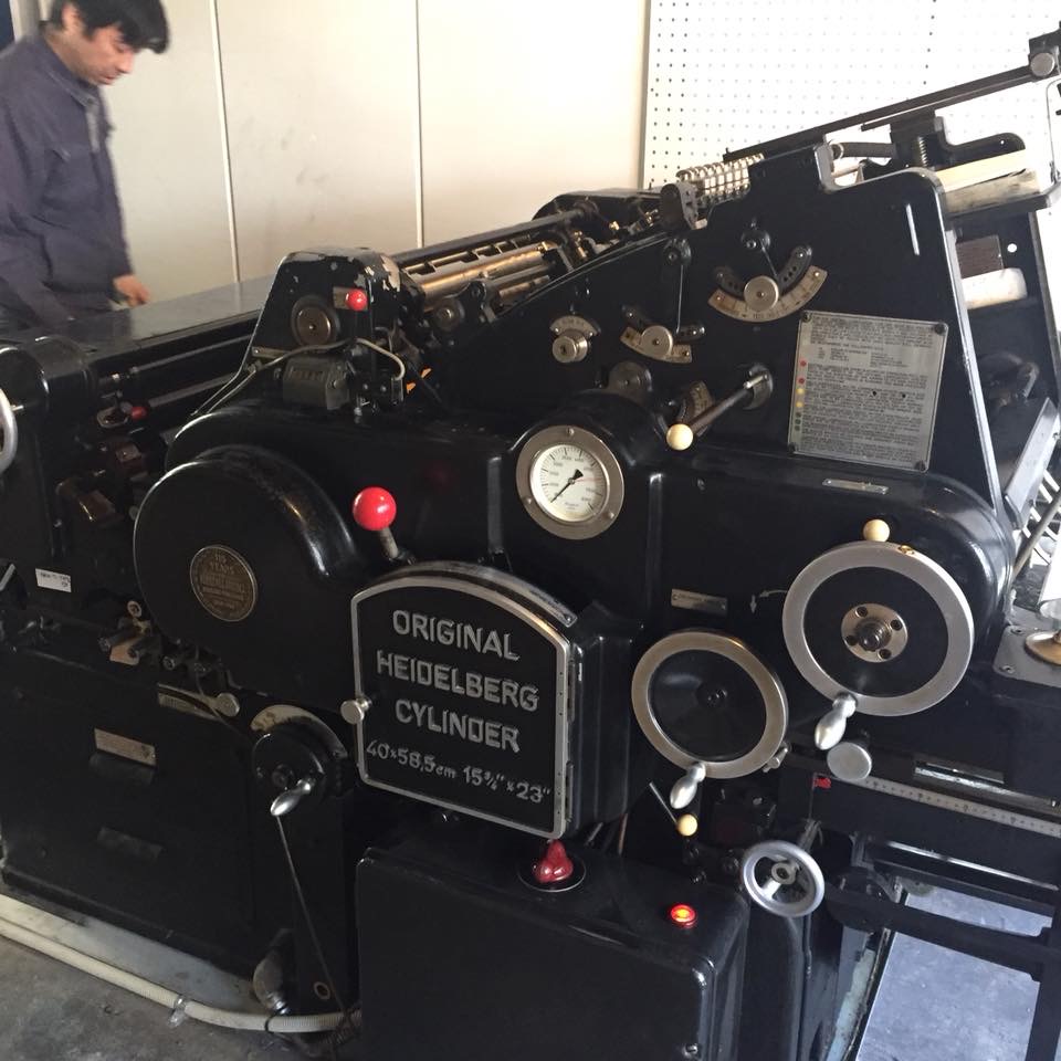 cementblue's tweet photo. コロナでリモートワークになり、名刺交換が減ってしまった今。活版印刷の現場が盛り上がればと気軽に室内を飾ることができる活版の技術活用で生まれた紙の額縁。昨年は皆さんにはお世話になりました。他にももっと色々と活用できればと考えてます。何が良いだろう？
https://t.co/6fjGnvEwPM https://t.co/B8jnR6OQ7z