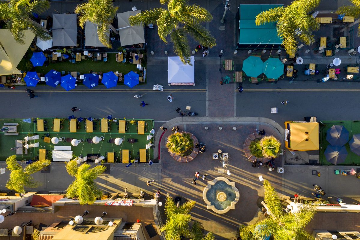 Demain_la_Ville's tweet photo. Au cours de la 1ère phase de la crise Covid, des villes américaines ont expérimenté la fermeture des rues aux voitures pour créer plus d'espace public. Bien que conçus pour être temporaires, ces changements se sont souvent avérés très populaires...
➡https://t.co/sSylhvTU7V https://t.co/xN19Qt5HSP