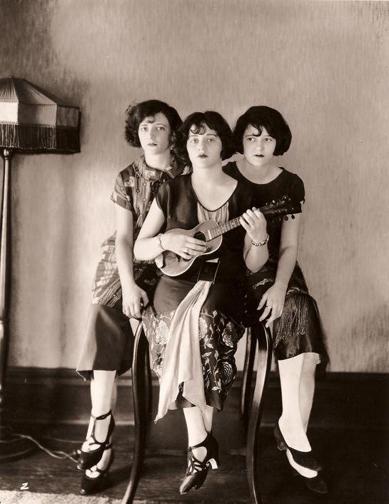 YoKulelee's tweet photo. Give them all a ukulele, that'll cheer them up :)
#ukulele #laugh #smile #cheer #ukuleles #fun https://t.co/1OHF6myxcF
