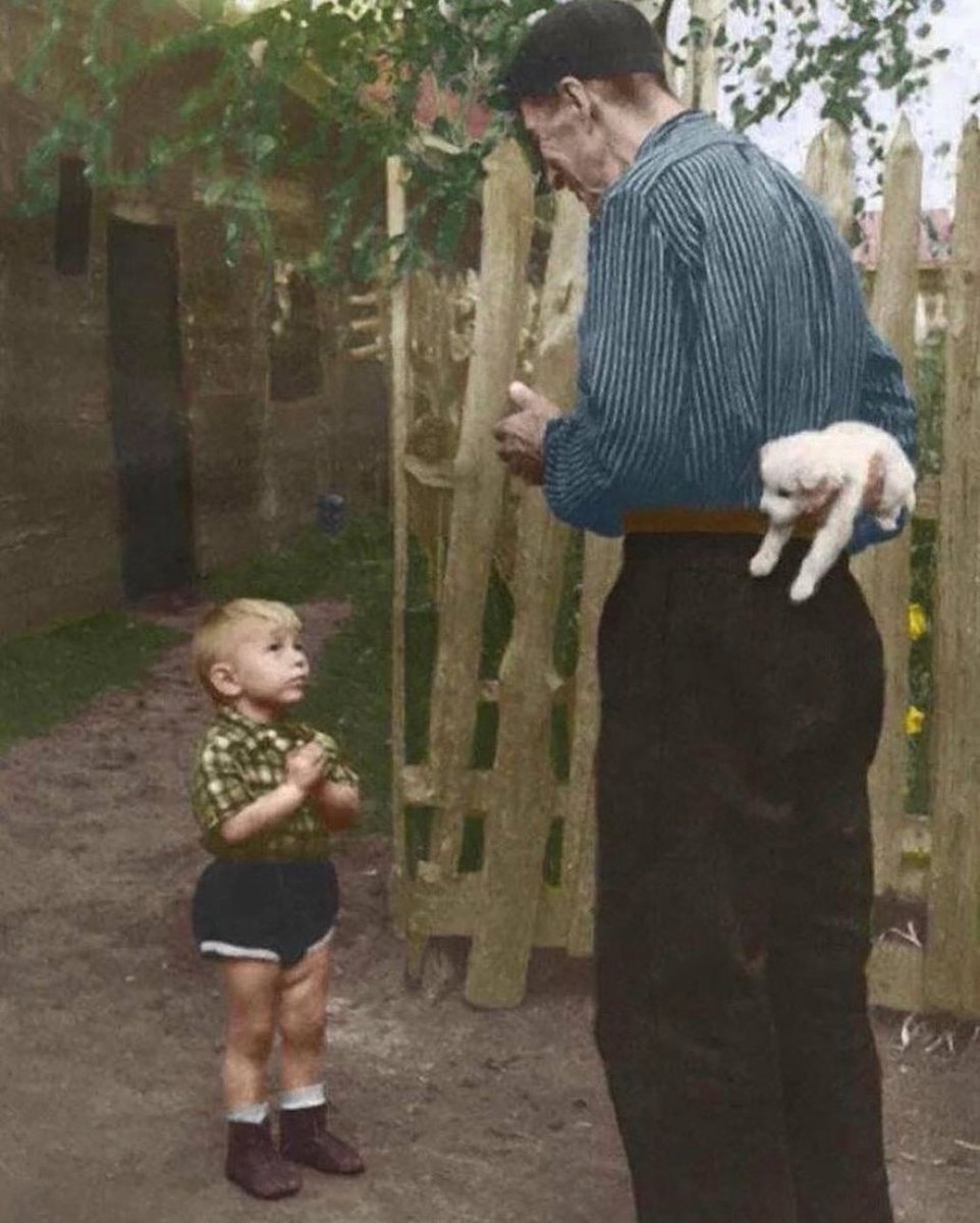 Esta fotografía anónima de 1955 de un abuelo regalando a su nieto un cachorro se conoce como "La antesala de la felicidad".