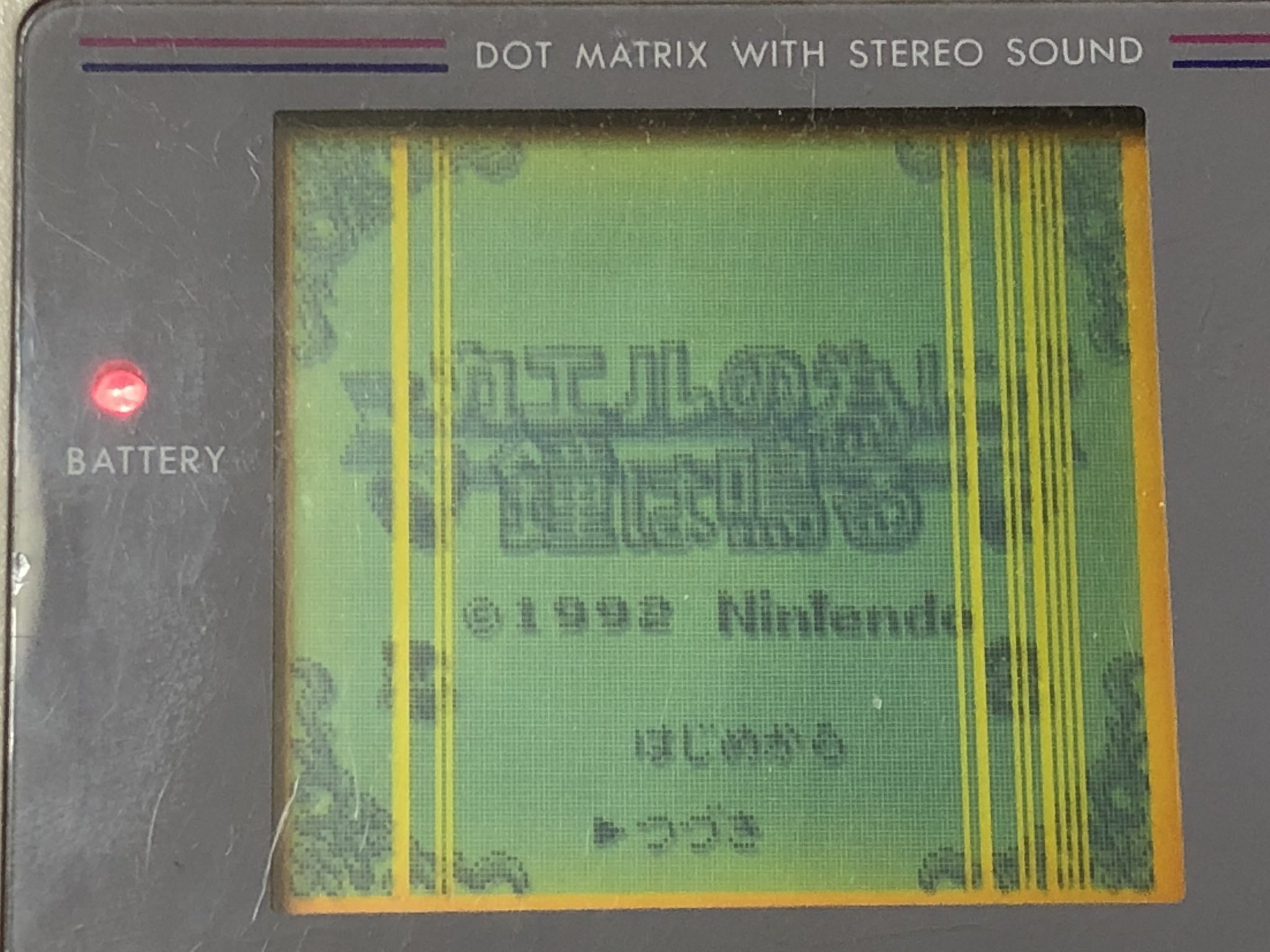 Uzivatel Na Twitteru 帰省の際 子供にせがまれて約30年ぶりにゲームボーイに電池入れて電源on 縦線が何本か入っちゃってるけど まさか動くとは思わなかった すげぇよゲームボーイ ゲームボーイ 任天堂 T Co T3ysdkz0 Twitter