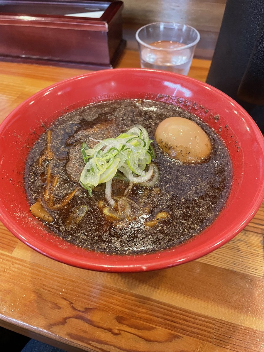 KMachi49's tweet photo. 今日は仕事明けに初詣。
お昼は神社近くの #誠や のほっとラーメン。
黒胡椒バリバリのトロミのあるスープにもっちり太麺がやみつき😋
他も美味いんだけど、結局コッチを選んじゃうんだよな〜
#フォーメックス族
#formexeccense 
#クロノセオリーに行きたい https://t.co/xi9i9FfP5v