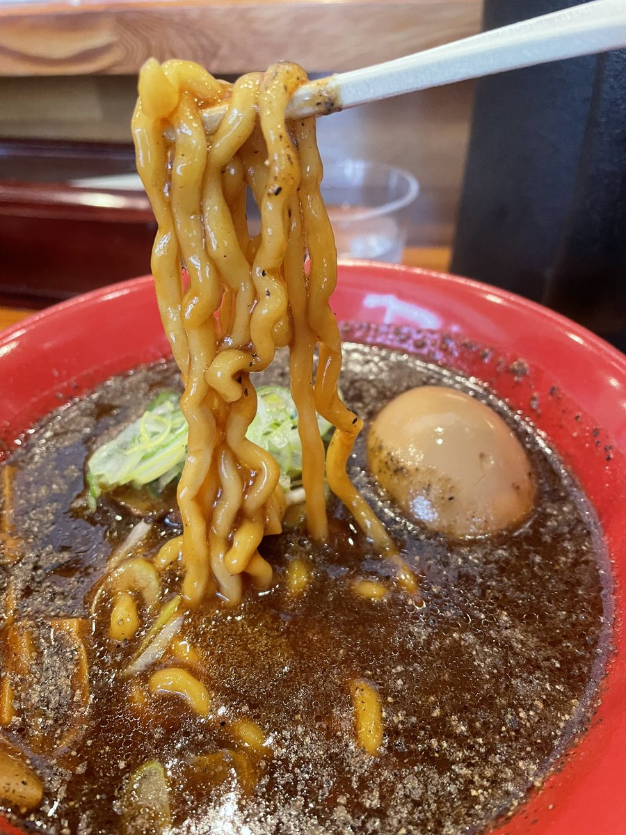 KMachi49's tweet photo. 今日は仕事明けに初詣。
お昼は神社近くの #誠や のほっとラーメン。
黒胡椒バリバリのトロミのあるスープにもっちり太麺がやみつき😋
他も美味いんだけど、結局コッチを選んじゃうんだよな〜
#フォーメックス族
#formexeccense 
#クロノセオリーに行きたい https://t.co/xi9i9FfP5v