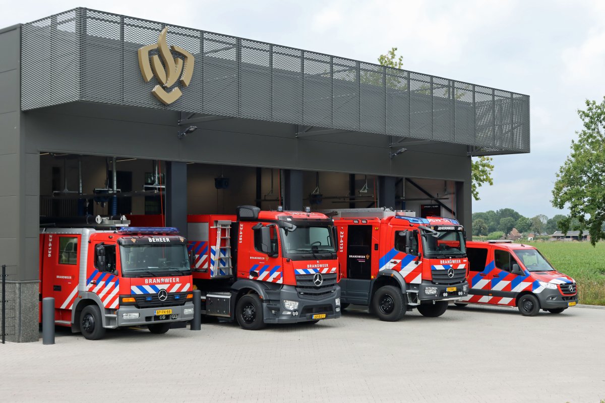 🎥 2021...wat een jaar! Bijzondere momenten en incidenten. Een kort overzicht van brandweer Nederweert: ▶️youtu.be/PVRIPftXwbA Foto's zijn van @Nederweert24 @Weertdegekste @nederweert_112 Muziek 'dj asaxe' #2021 #brandweer #nederweert #112