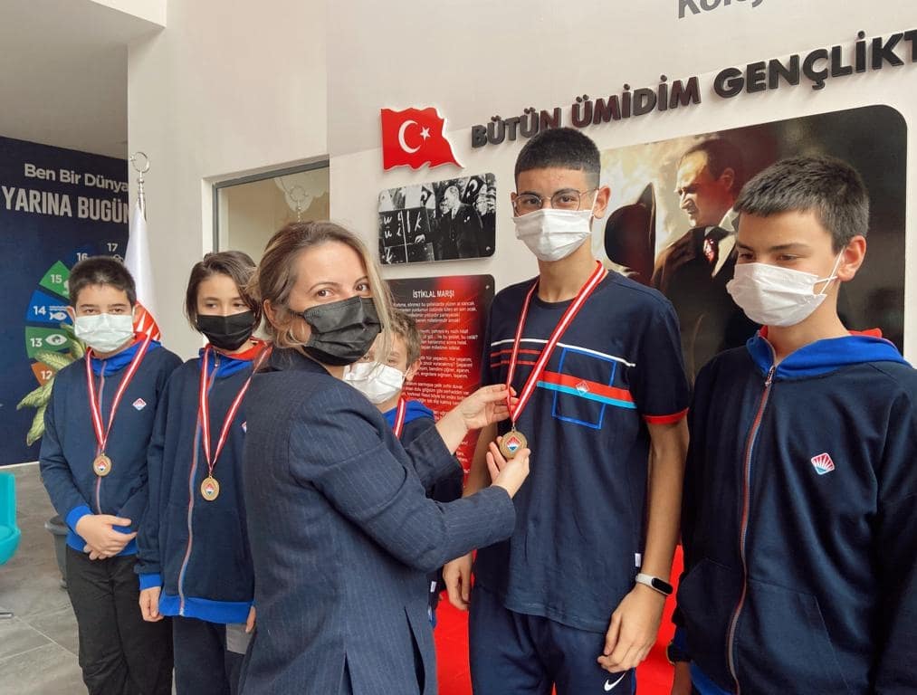 2021-2022 Eğitim Öğretim döneminde Ortaokul Kademesi ile gerçekleştirdiğimiz sınıflar arası futsal turnuvasında kazanan sınıf 8A sınıfı olmuştur. 

Katılan tüm öğrencilerimize teşekkür eder, başarıların devamını dileriz. 🏆