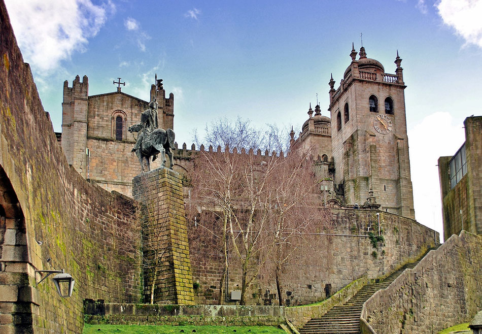 alentejo_1970's tweet photo. #Porto is one of the most visited cities in our country. Any tourist visiting here cannot miss the historic center. The Cathedral, Clérigos Tower, São Bento Station and Ribeira. https://t.co/CrLaFJ8GQg