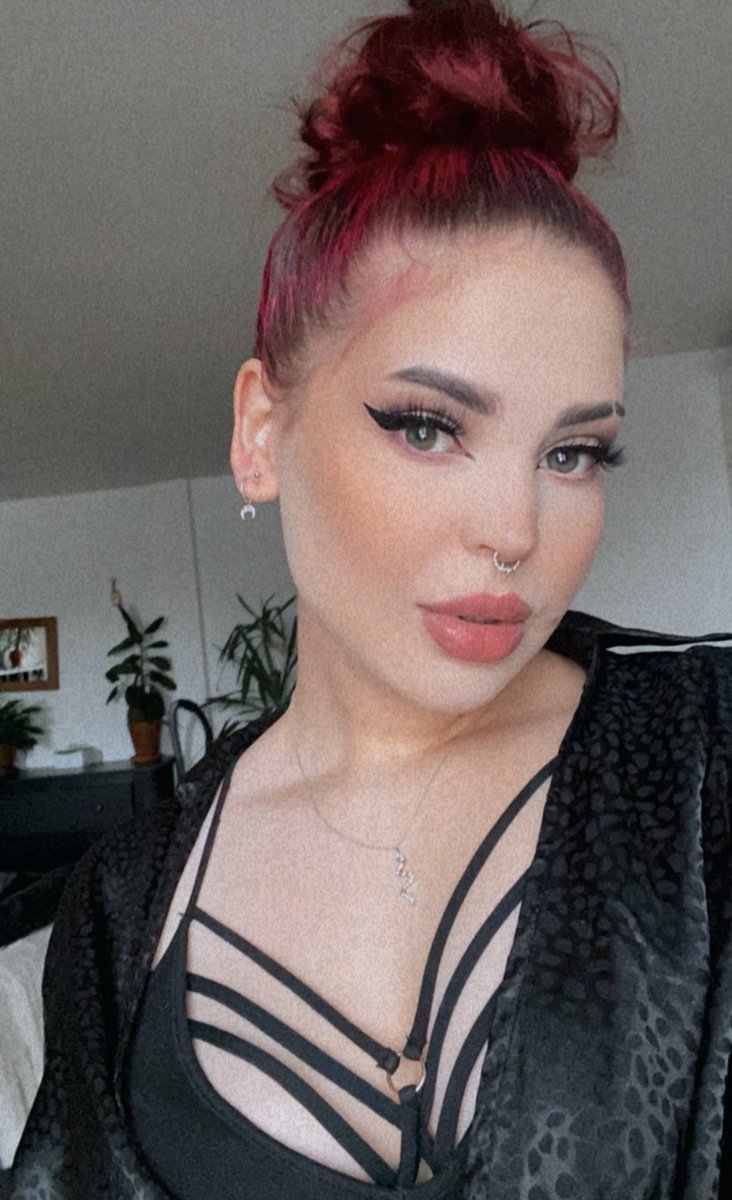 tavumarie's tweet photo. 1x par an je m’attache les cheveux https://t.co/iC5Lq5IJx1