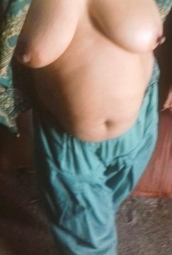 PhuphoLover's tweet photo. جب پھوپھو کا سکیسی جسم ہو گا تو خاندان کے افراد کو پھوپھو کو چودے گے نہ https://t.co/rNYz2kOQu3
